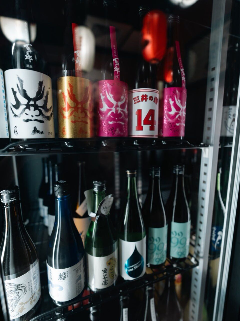 冰箱內陳列的日本清酒