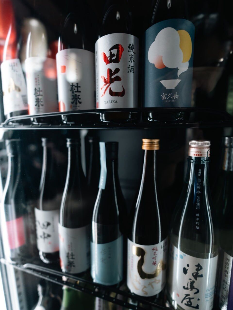 冰箱內陳列的日本清酒